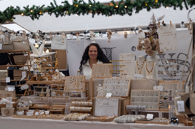 Sieraden shoppen tijdens de Winterfair in Pantropica